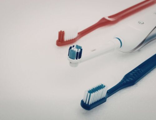 Tandenpoetsen: elektronisch of handmatig? (en eerst flossen of poetsen)